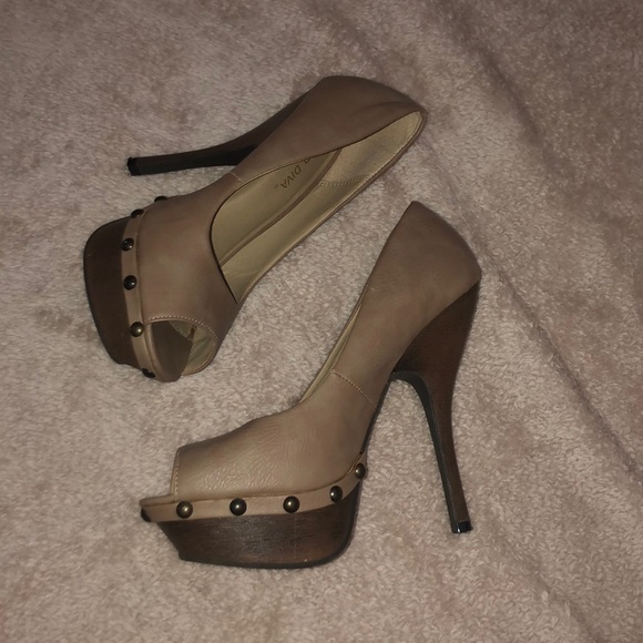 Heels - Picture 2 of 3